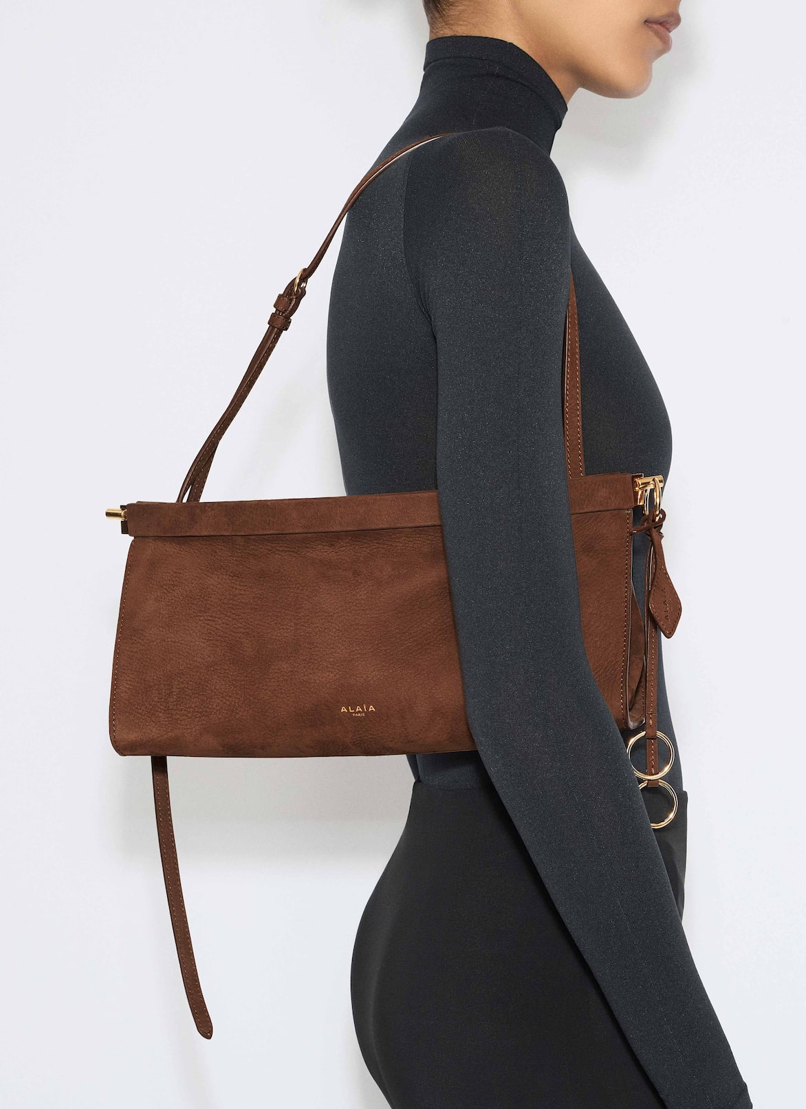 LE CLICK EAST WEST MEDIUM BAG IN NUBUCK ALAÏA UMBER LE CLICK EAST WEST MEDIUM BAG IN NUBUCK